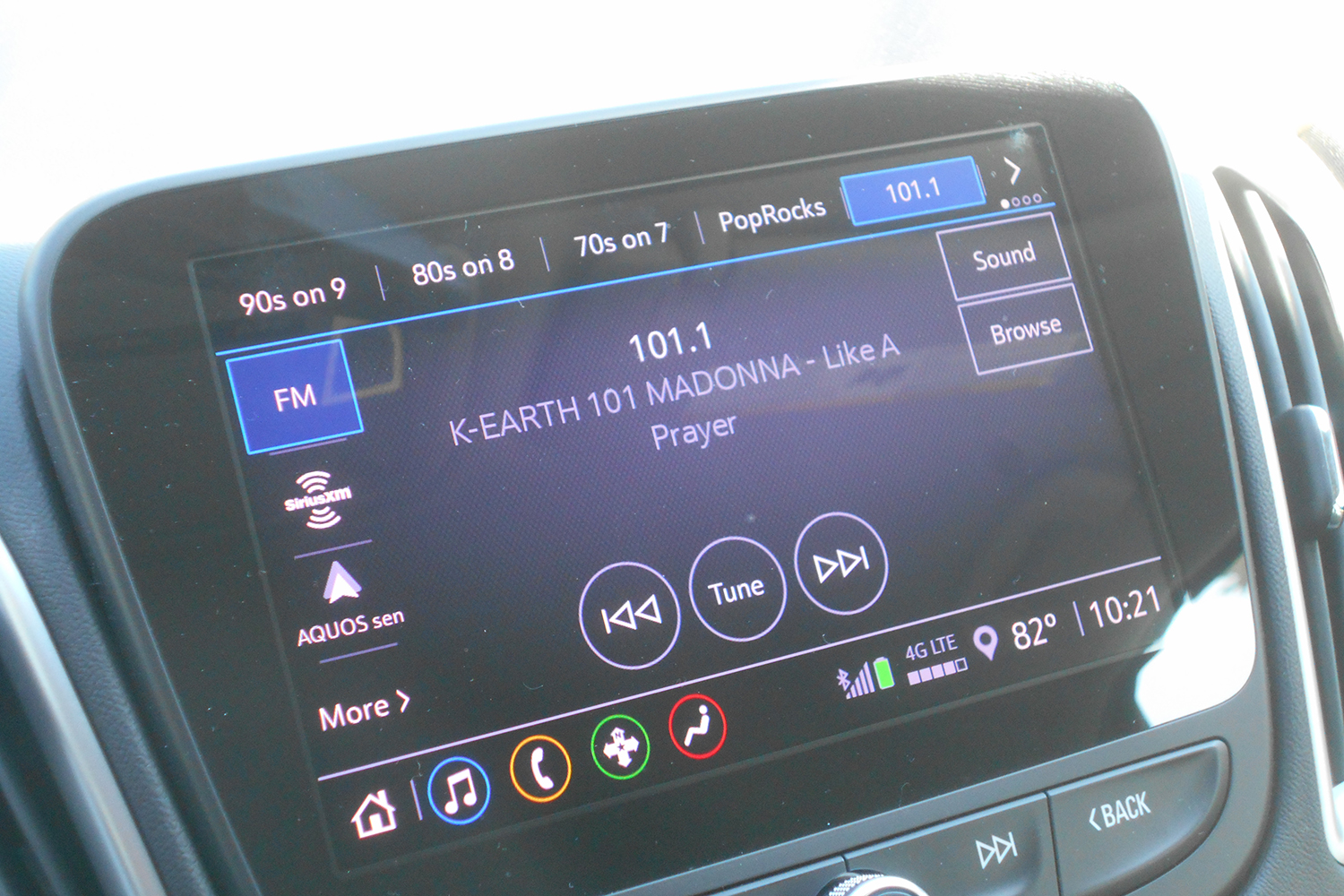アメリカのラジオ局101.1MHzの“K-EARTH”を聴いている風景
