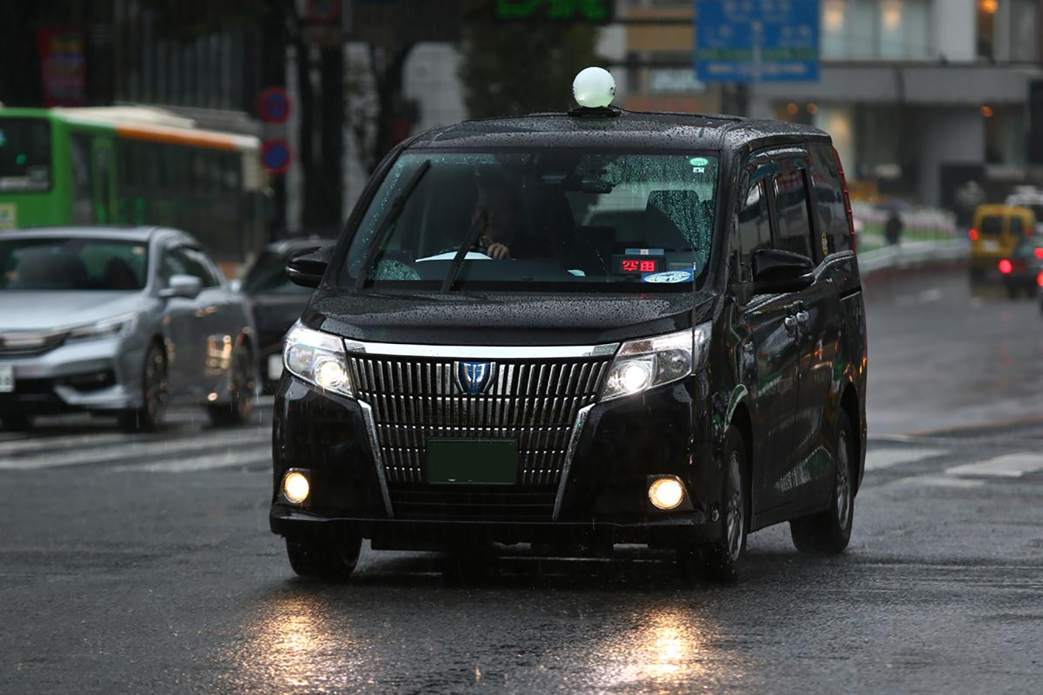 トヨタ・エスクァイアのタクシーの走行シーン 〜 画像1