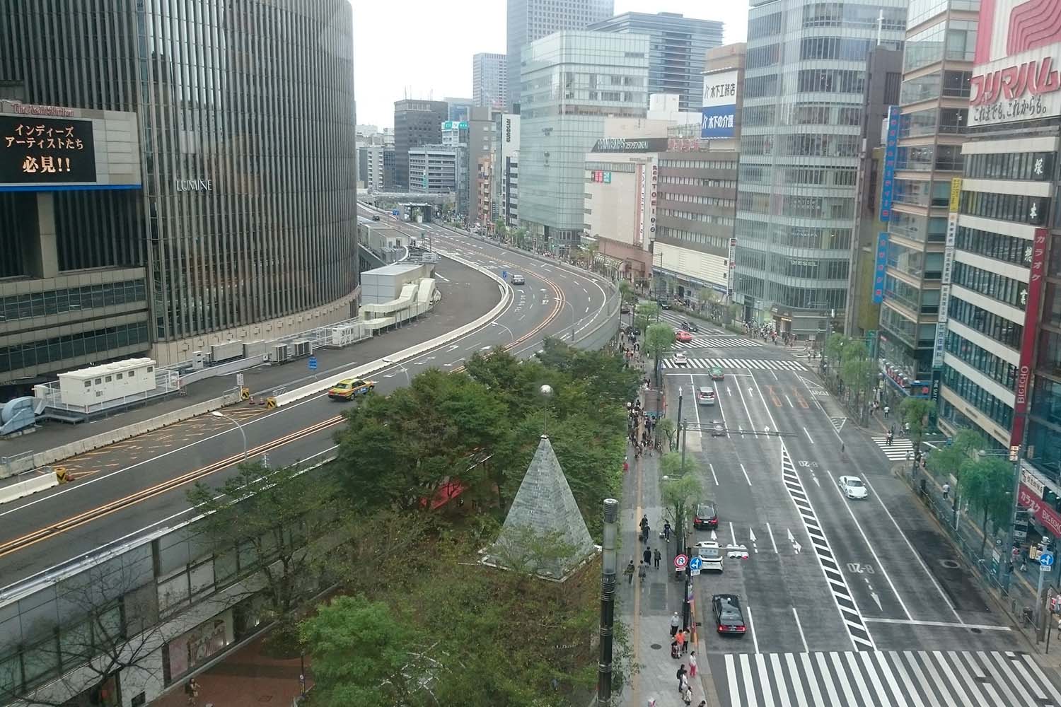 東京高速道路と銀座のビル街の写真