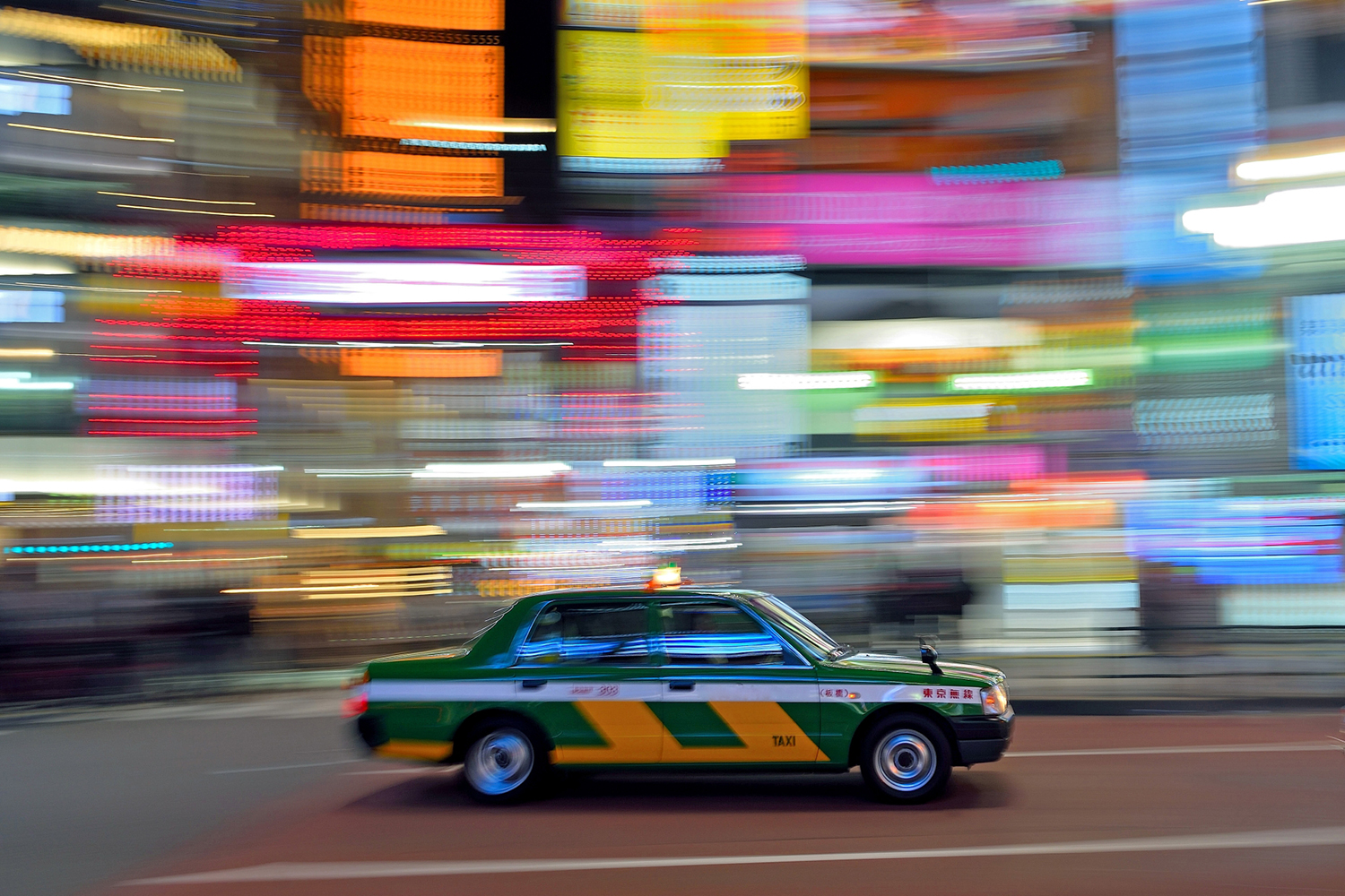 新宿歌舞伎町を走るタクシー