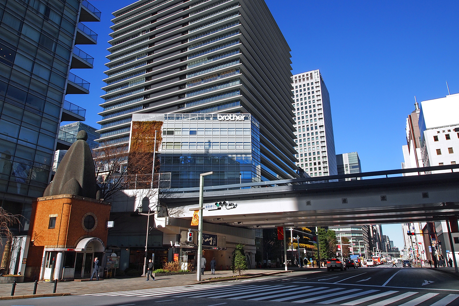 東京高速道路の高架下の店舗の写真