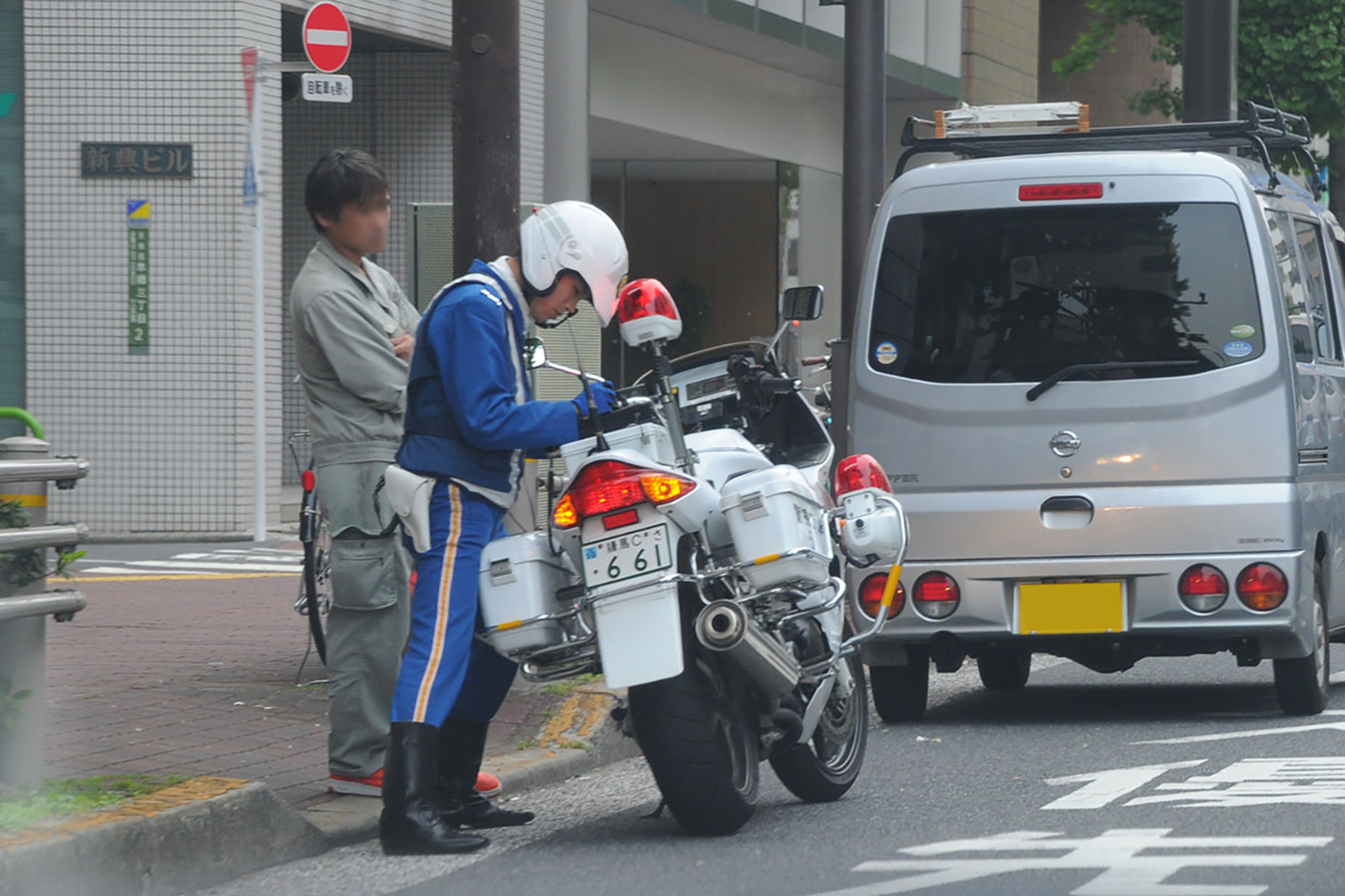 白バイによる交通違反の取り締まり 〜 画像2