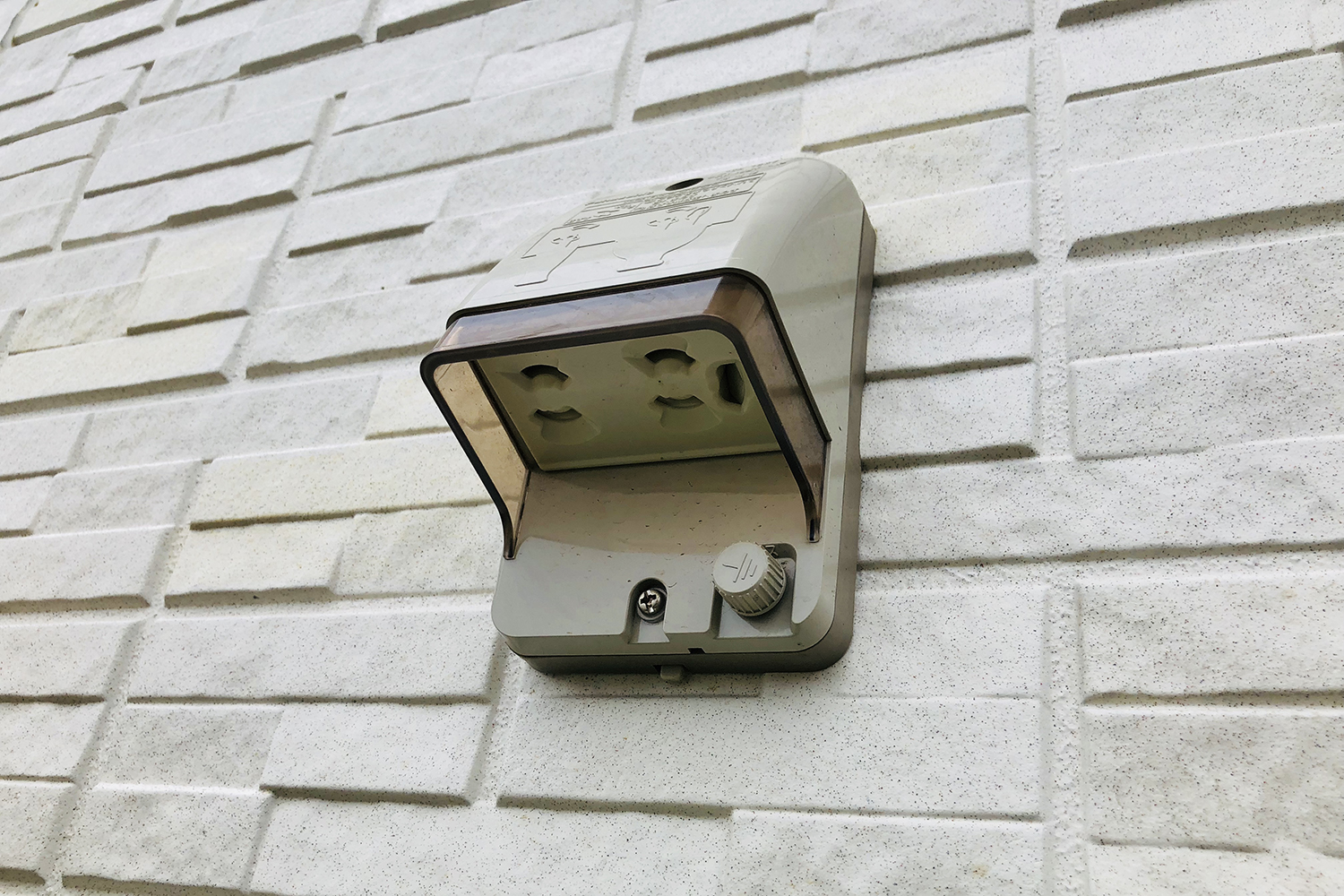 EV買うなら自宅で充電できるようにしたい！ 普通充電器を設置する際には注意点がいくつかあった | 自動車情報・ニュース WEB CARTOP