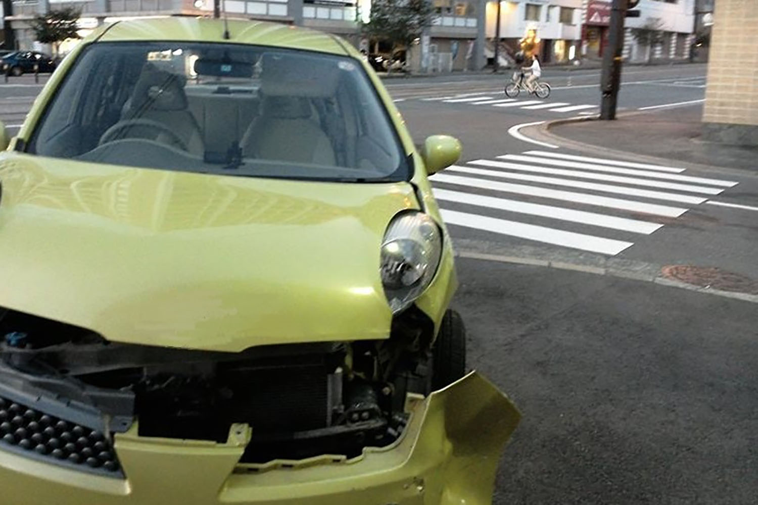 歩道に乗り上げた交通事故のイメージ 〜 画像1