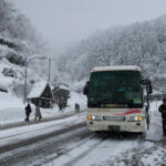 【画像】雪が降らなくても交換！　梅雨前までは履き続ける！　バスやタクシーのスタッドレスタイヤ事情 〜 画像4