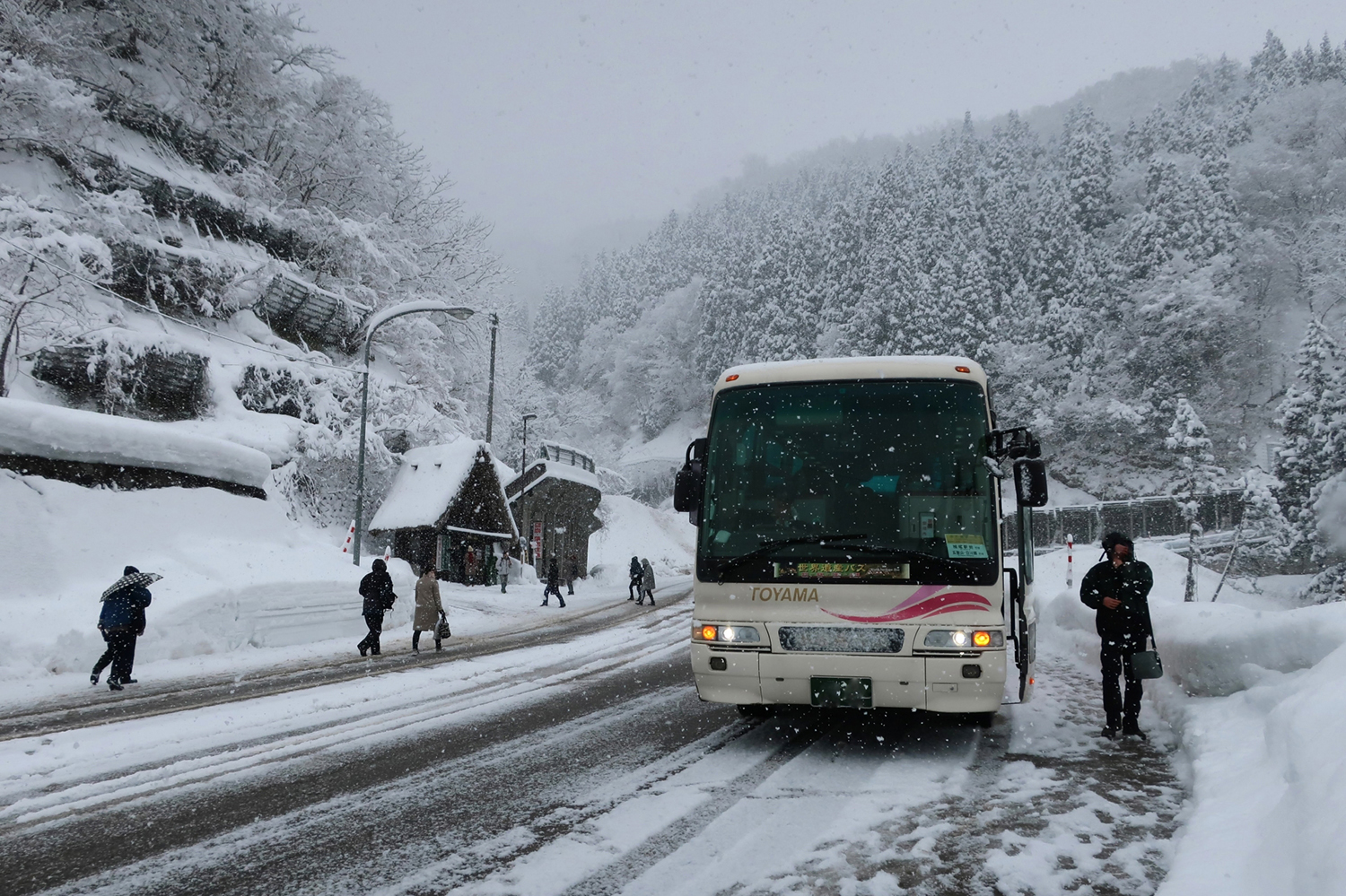 雪の日に走るバス 〜 画像1