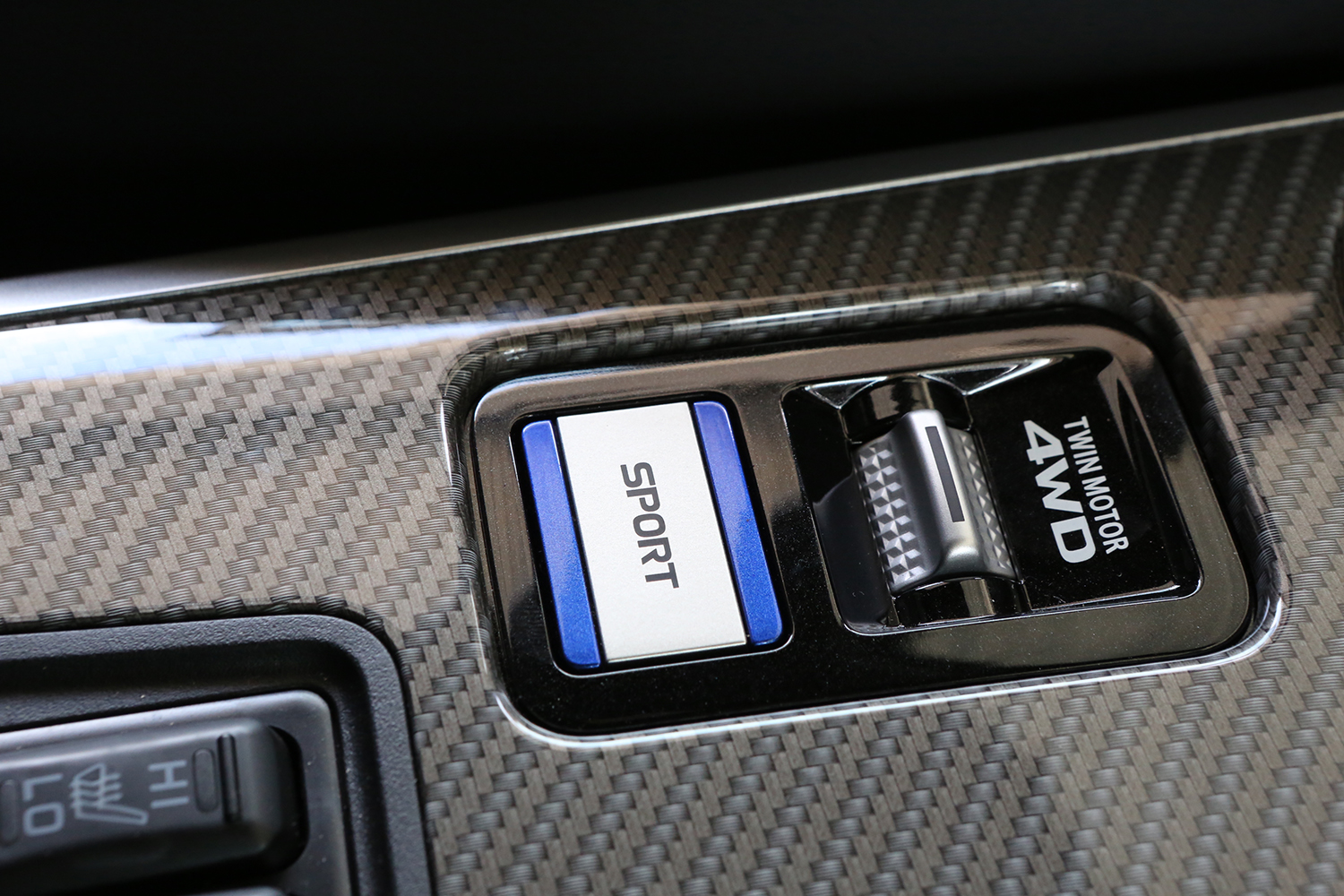 三菱のツインモーター4WDのボタン写真