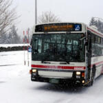 【画像】雪が降らなくても交換！　梅雨前までは履き続ける！　バスやタクシーのスタッドレスタイヤ事情 〜 画像1
