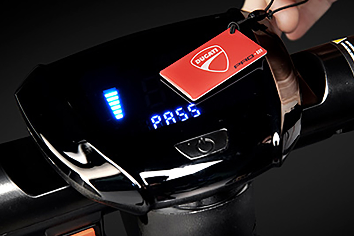 ドゥカティの電動キックボードのE-Scooter PRO IIIの専用タグによる開錠システム 〜 画像6