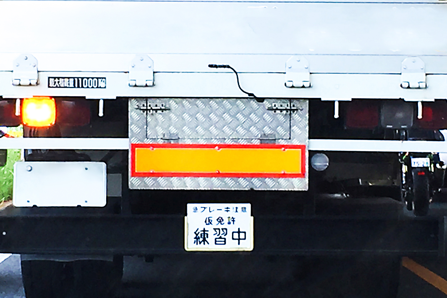 仮免許練習中の標識を掲げた大型トラック 〜 画像3