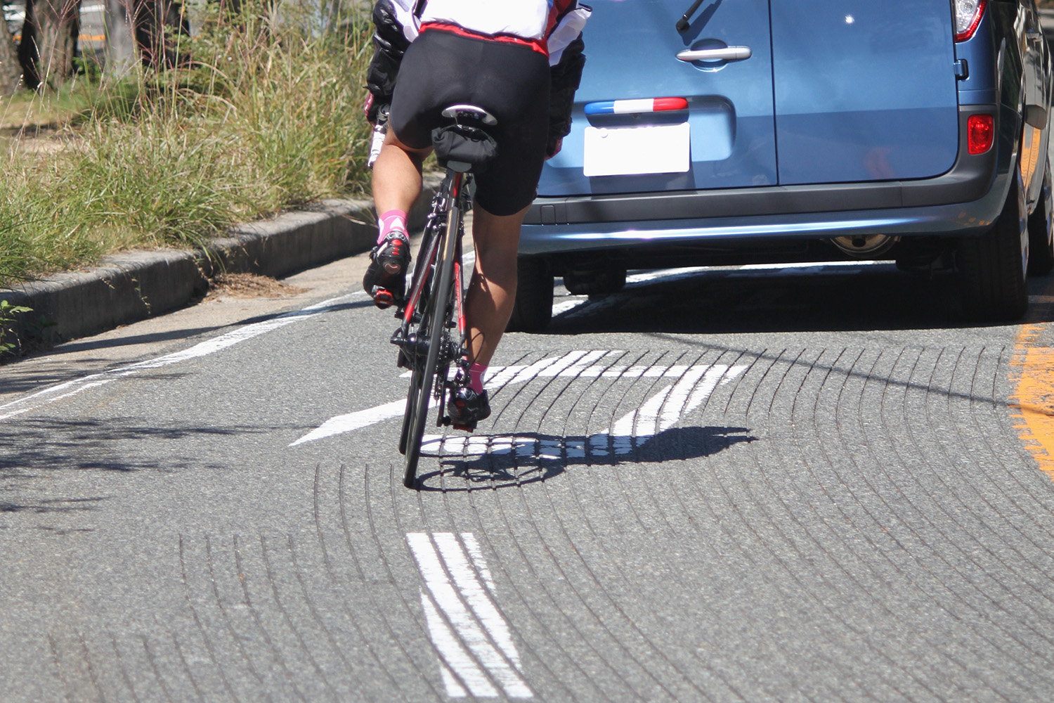 グルービング工法が施された道路を走行する自転車 〜 画像2