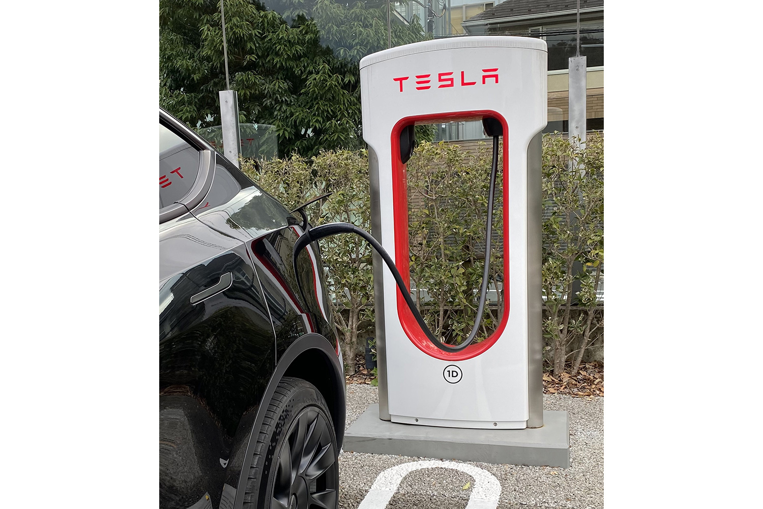 テスラ専用充電器「スーパーチャージャー」ってどんなモノ？ ユーザーしかほとんど知らないハイパフォーマンス充電器のシステムとは 自動車情報