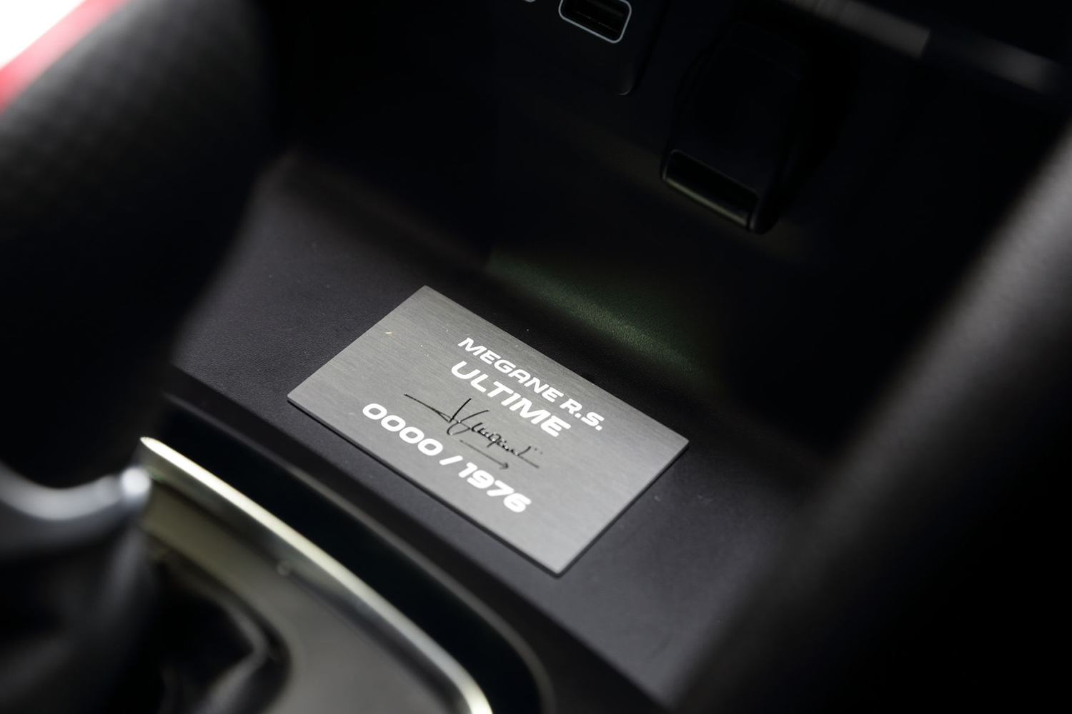 ルノーから「ルノースポール」を名乗る最後のメガーヌが登場! ニュルFF最速男ロラン・ウルゴン氏も駆けつけたルノー&アルピーヌブースが大