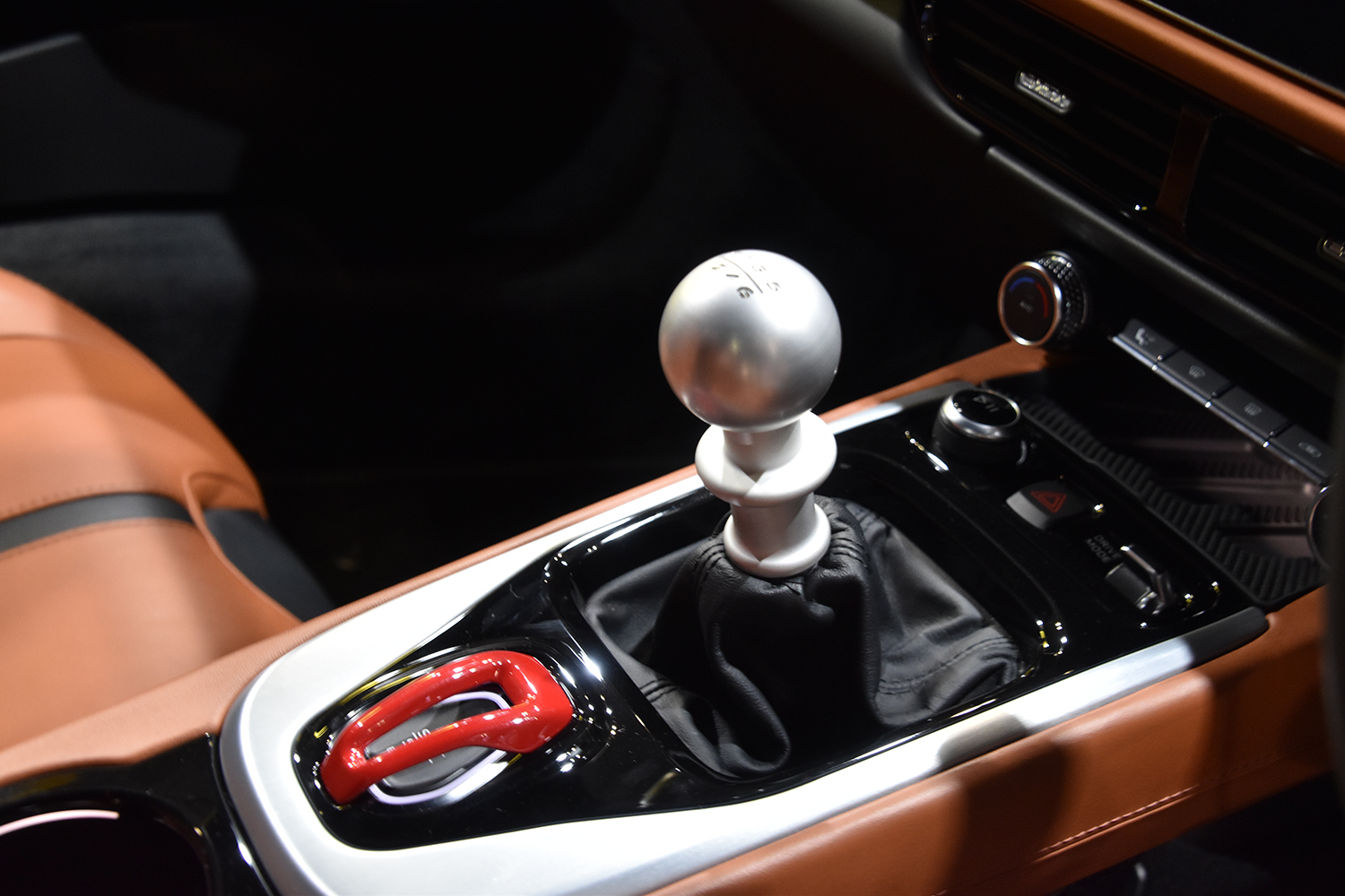 株式会社エルシーアイがロータス・エミーラ V6 ファーストエディションを出展【東京オートサロン2023】 〜 画像8