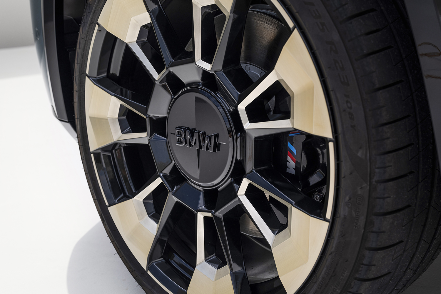 650馬力以上を発揮するSUV「BMW XM」はサーキットもOK 〜 画像37