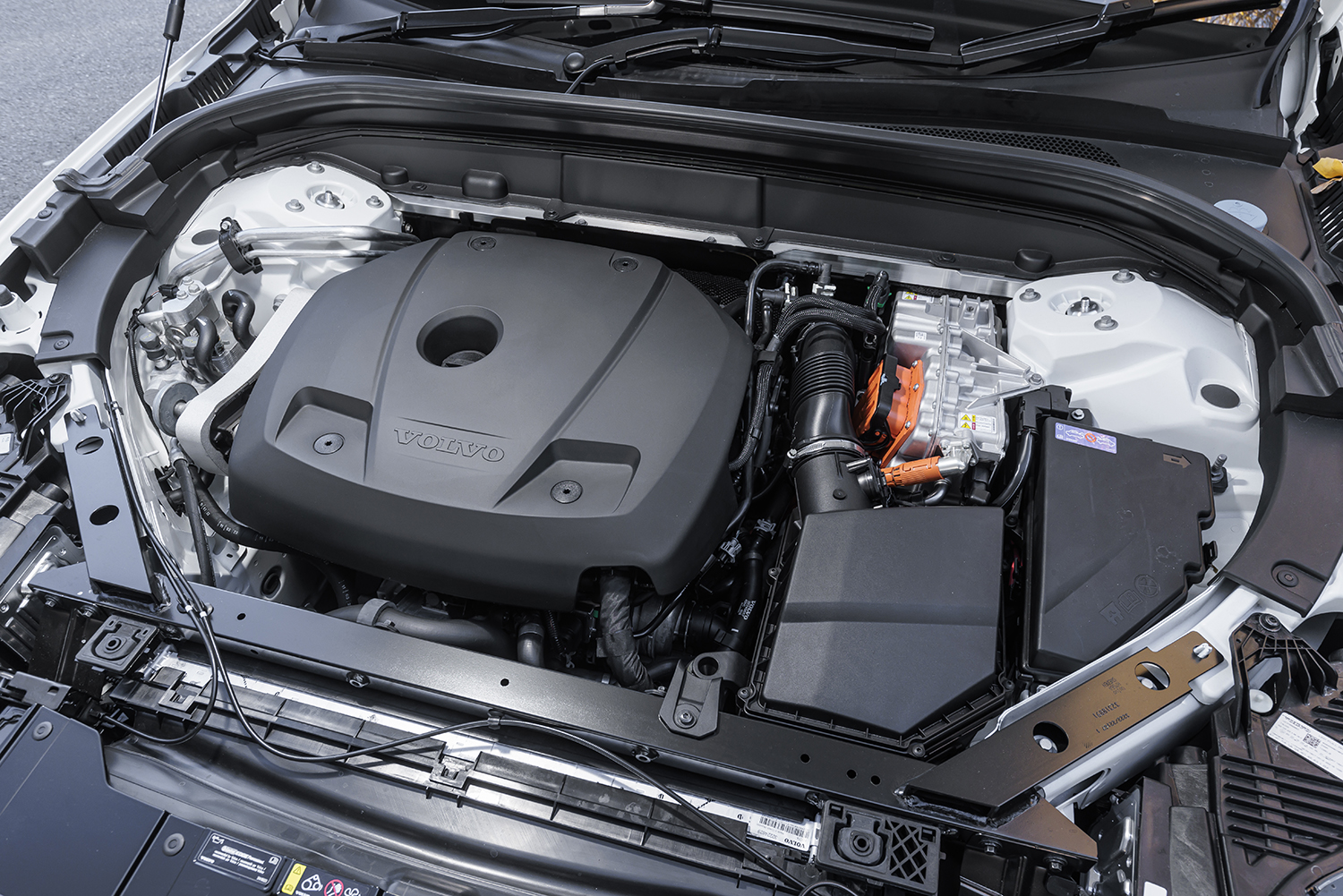 ボルボXC60リチャージ・プラグインハイブリッド・アルティメットT6 AWDのエンジン 〜 画像11