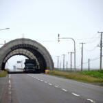 【画像】開けた道路に突如トンネル!?　北海道にしかない施設「パーキングシェルター」って何？ 〜 画像2