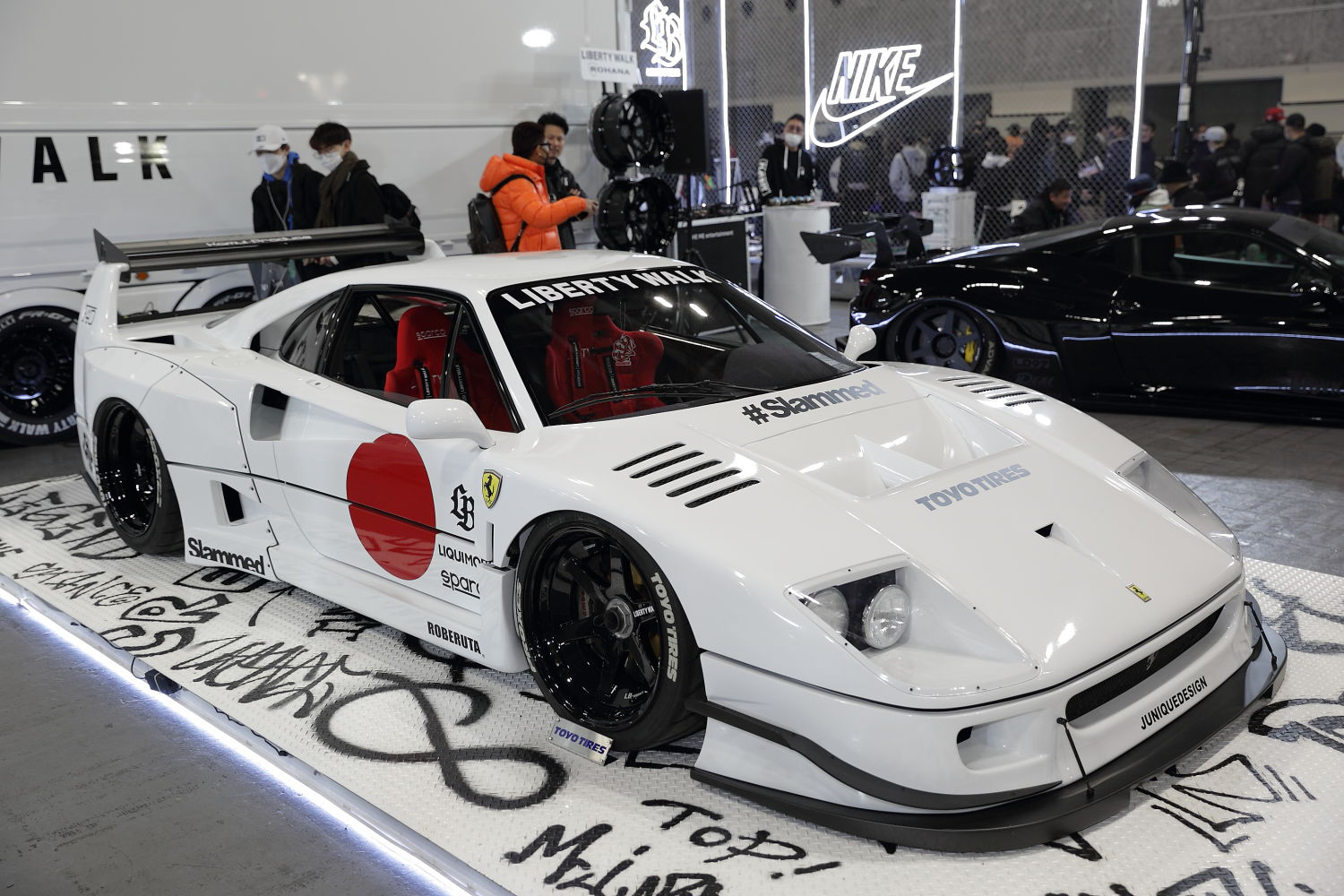 大阪オートメッセのリバティウォークブースに展示されているフェラーリF40 〜 画像1