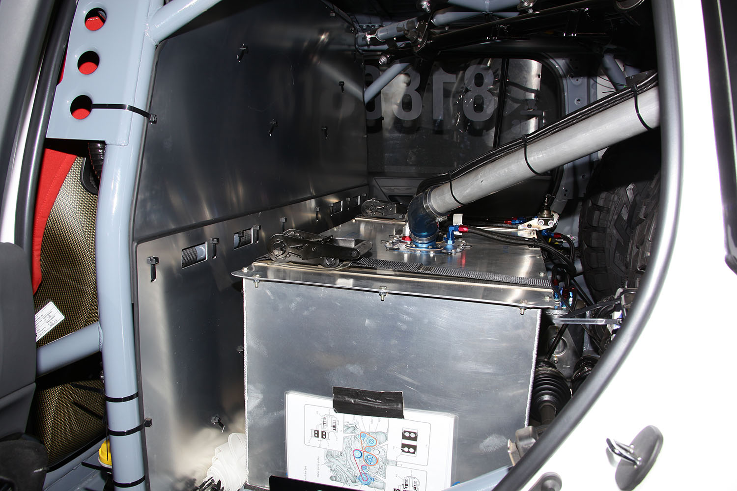JAOS レクサスLX600ラリー仕様の安全タンク