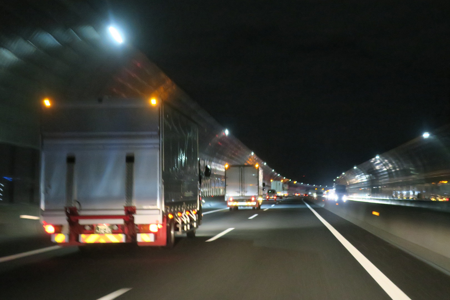 夜間に高速道路を走行するクルマ 〜 画像5