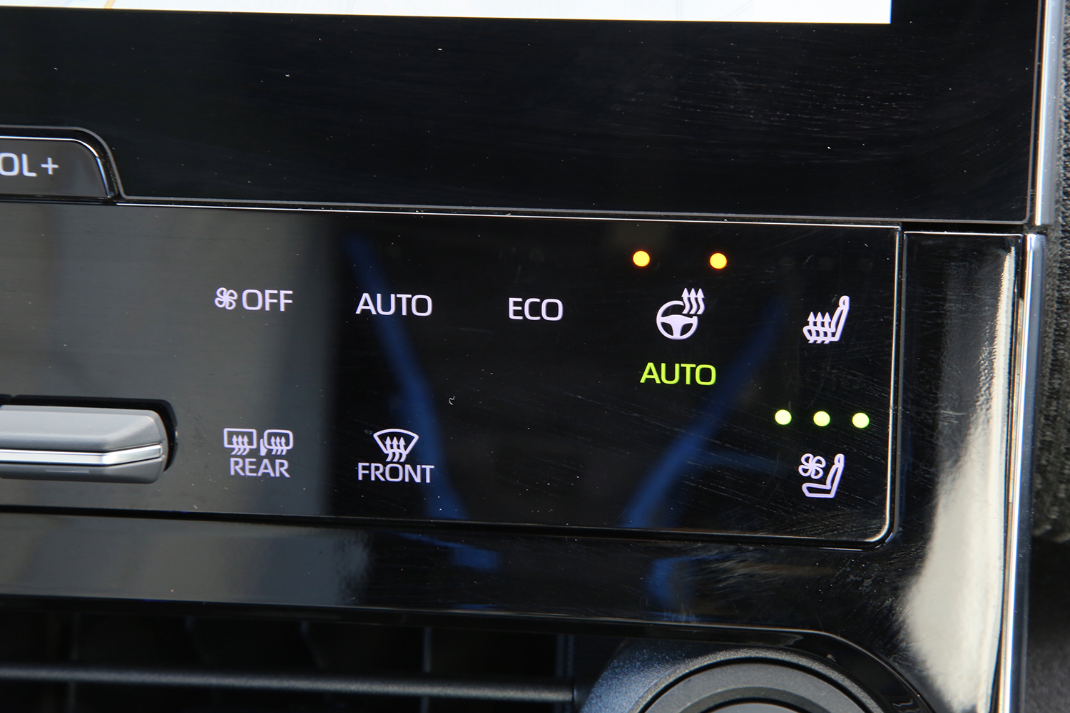 トヨタbZ4Xのシートヒーター、ハンドルヒーターのスイッチ 〜 画像3