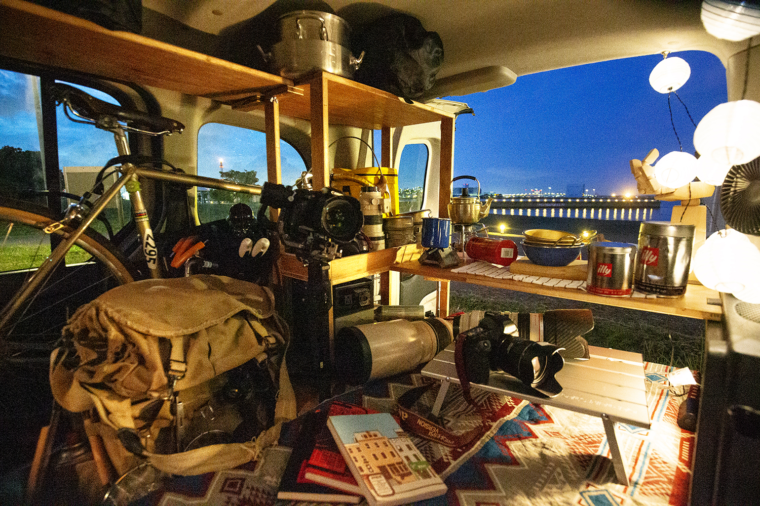 荷物を満載したルノー・カングーのラゲッジ 〜 画像16