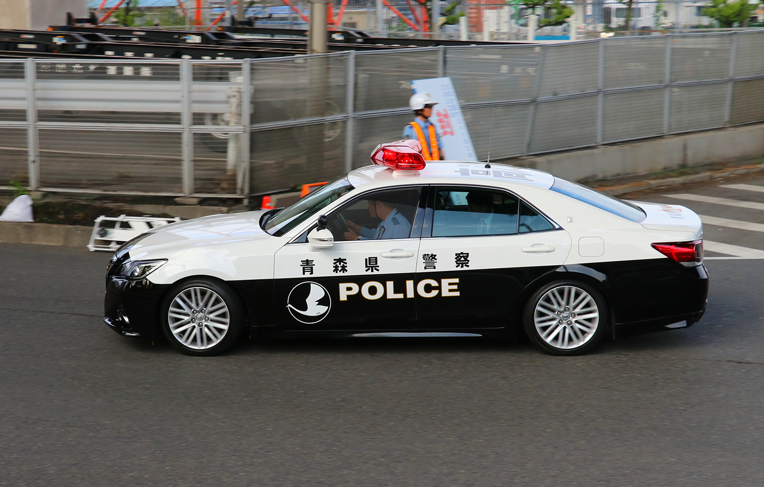 青森県警パトカー