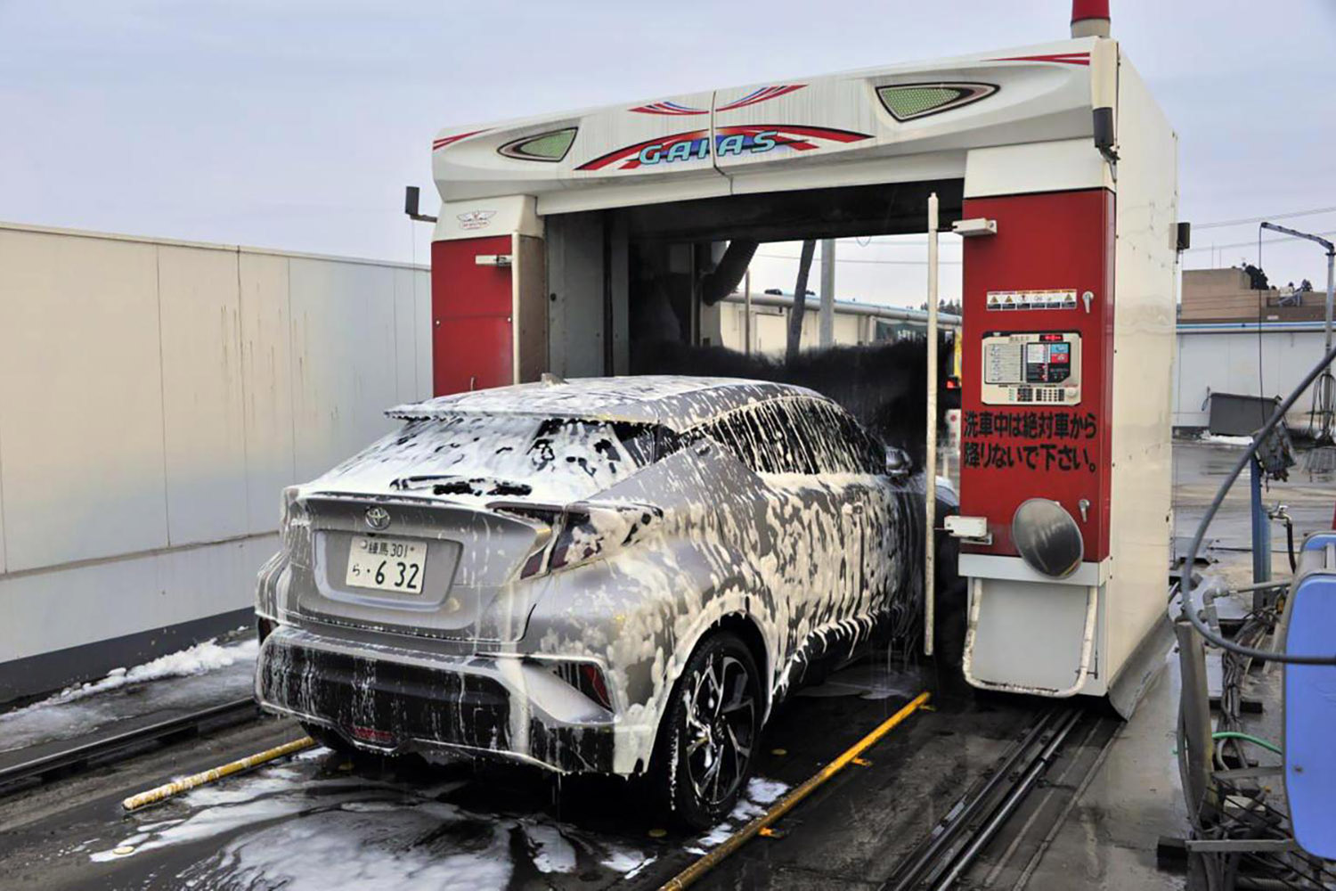 洗車機で洗車しているクルマ 〜 画像2