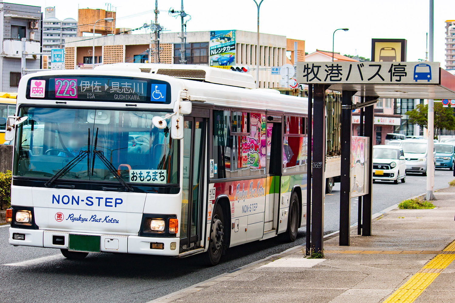 沖縄で走っているバスのイメージ写真