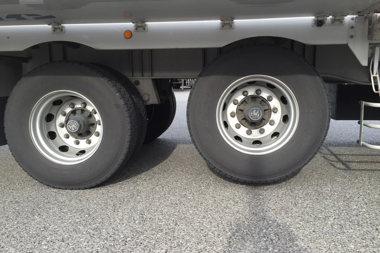 大型トラックのダブルタイヤの写真 〜 画像6
