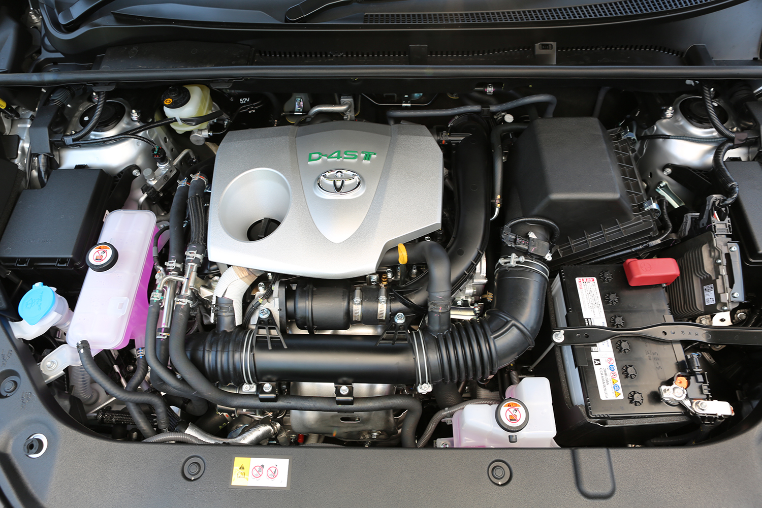 トヨタ・ハリアー（3代目、MC後）ガソリンモデルのエンジンルーム