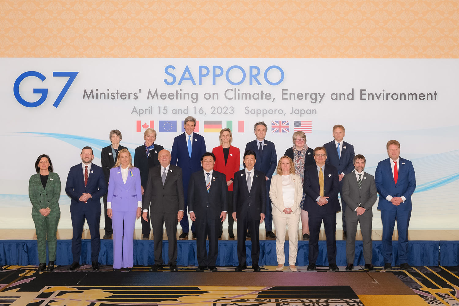 G7環境相会合の記念撮影