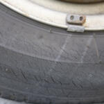 【画像】タイヤを見たら溝はあるのになんか「ひび割れ」が……これって使って平気？　原因と対策も解説！ 〜 画像2