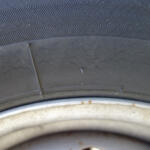 【画像】タイヤを見たら溝はあるのになんか「ひび割れ」が……これって使って平気？　原因と対策も解説！ 〜 画像3