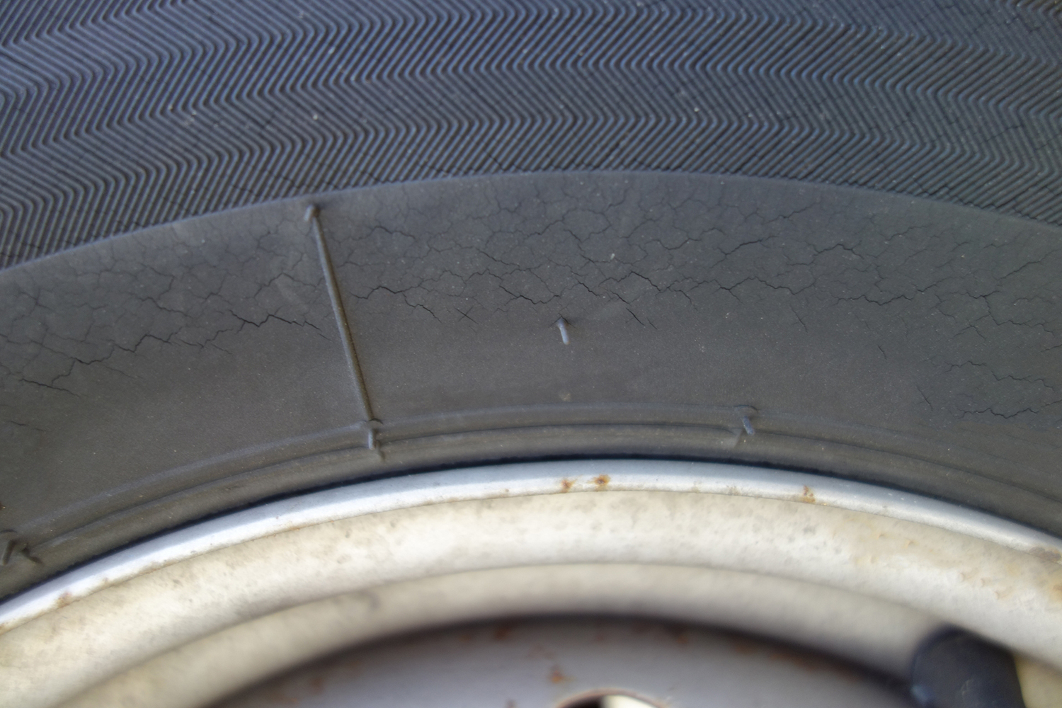 どの程度までなら使える？　タイヤのひび割れの原因や対策方法を解説 〜 画像3