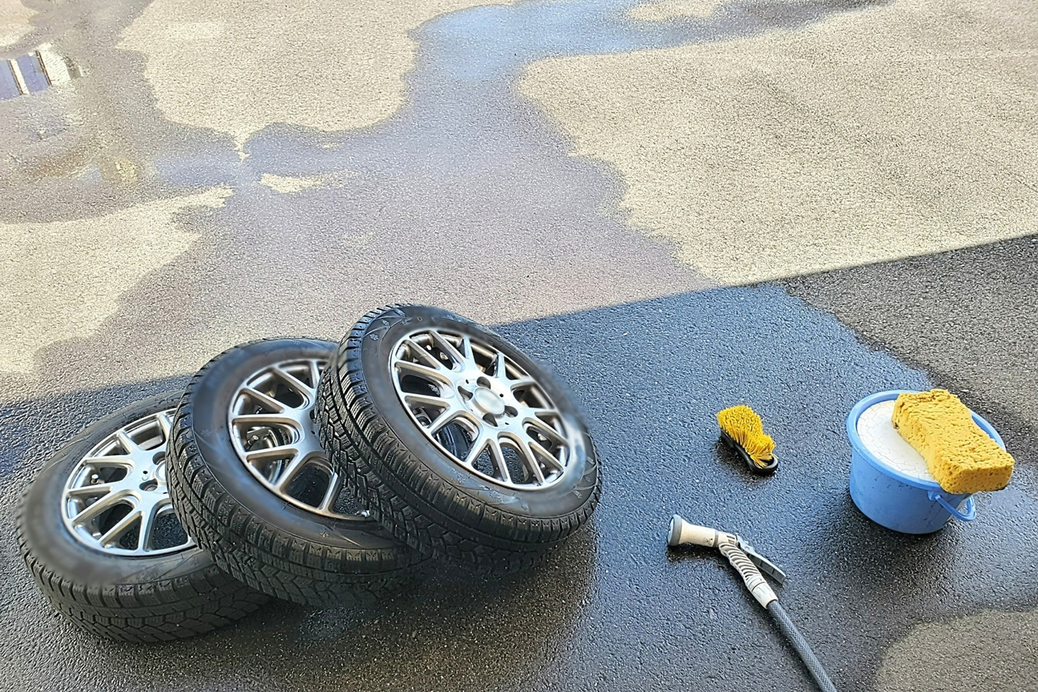 スタッドレスタイヤを洗うイメージ