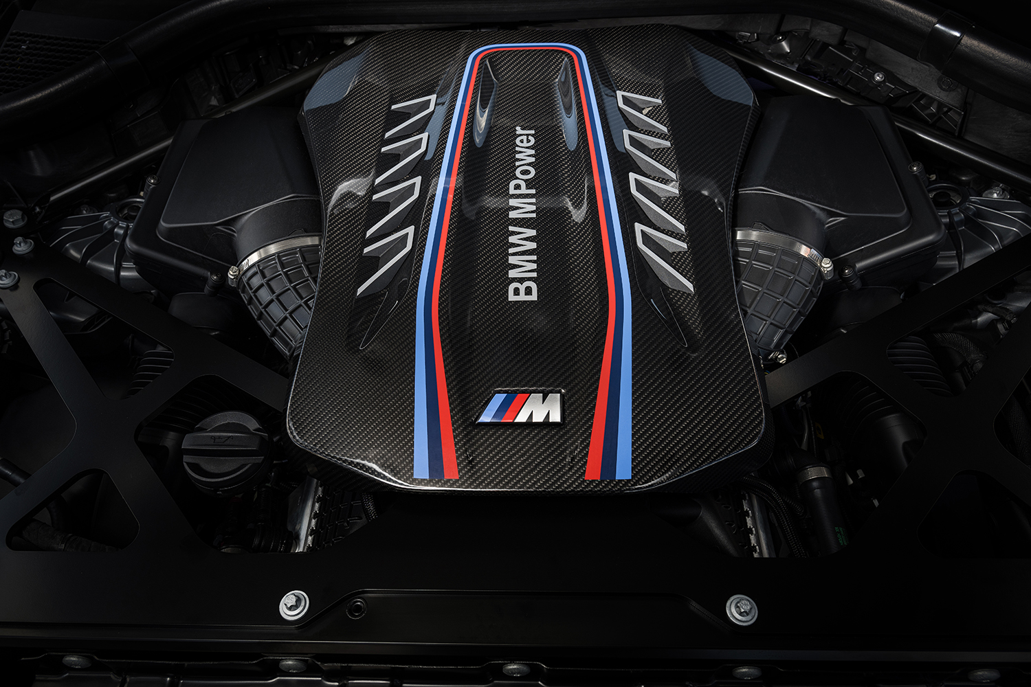 BMW X6M コンペティションのエンジンルーム