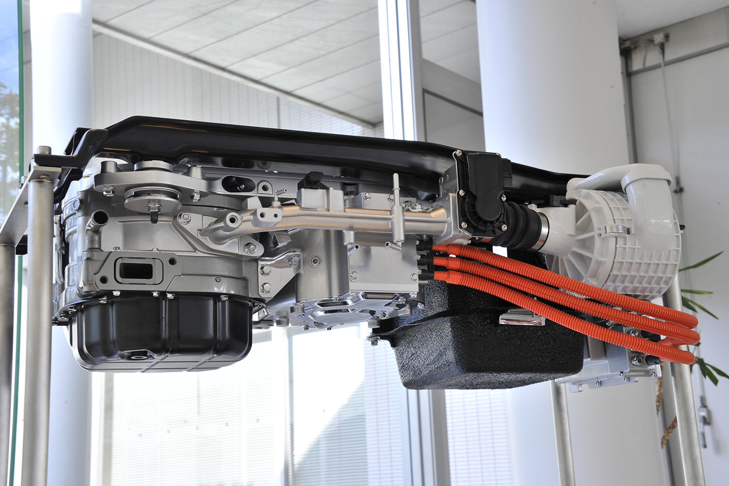 マツダ・デミオの試験車両に搭載されるロータリーエンジンのレンジエクステンダーシステム 〜 画像3