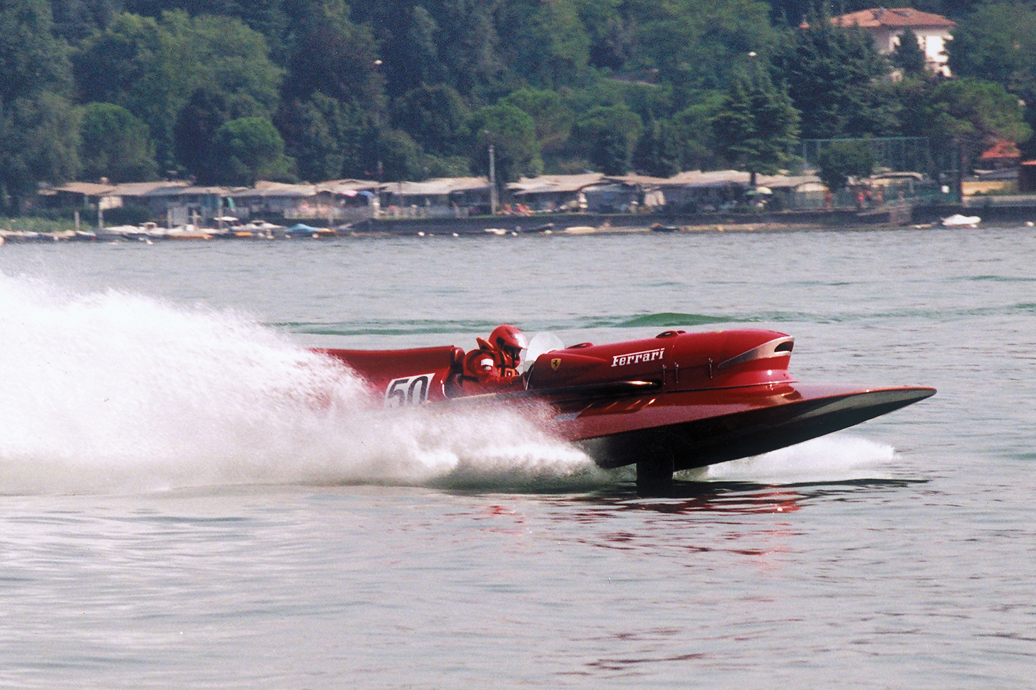 水上を滑走するフェラーリ・アルノXIレーシングハイドロプレーン