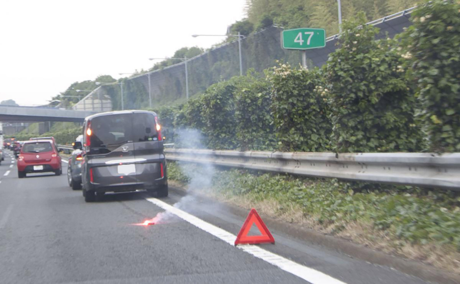 高速道路で発煙筒を使用する様子