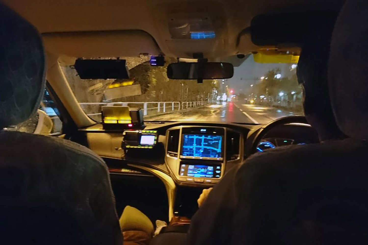 タクシーの車内 〜 画像3