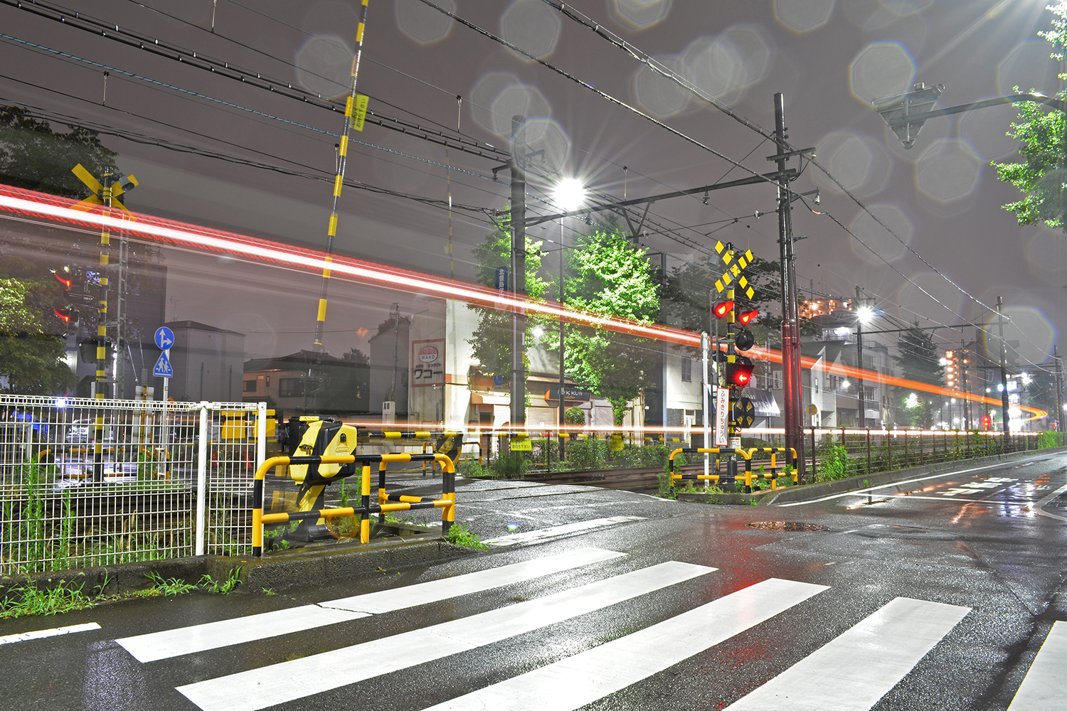 雨の日の路面電車の踏切 〜 画像3