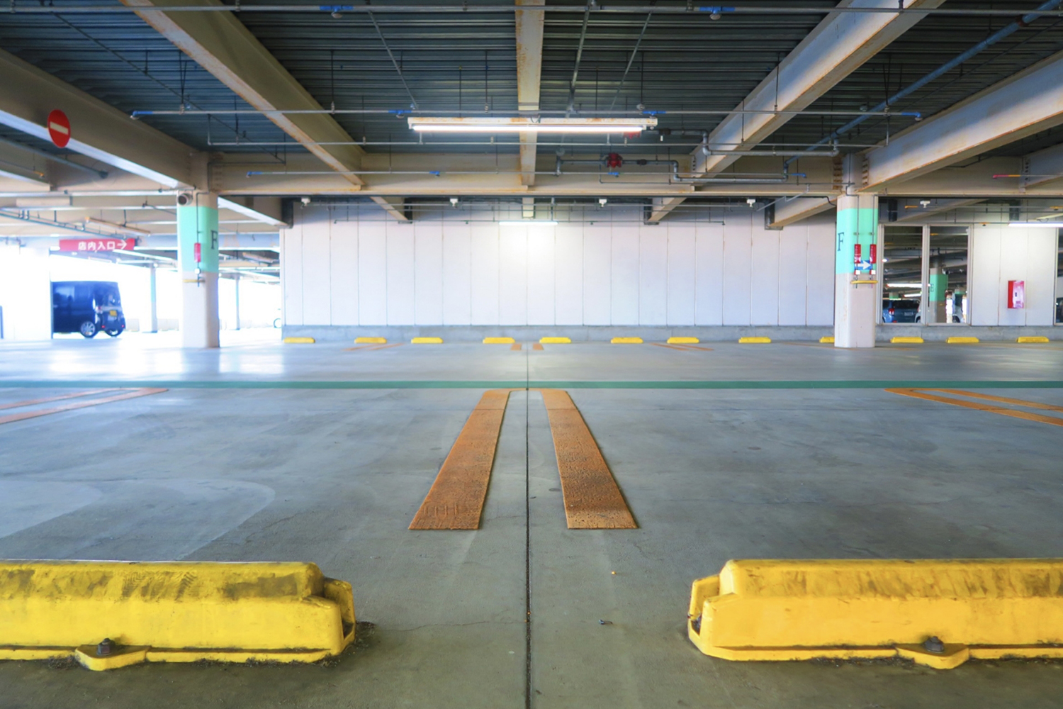 商業施設の駐車場のイメージ01
