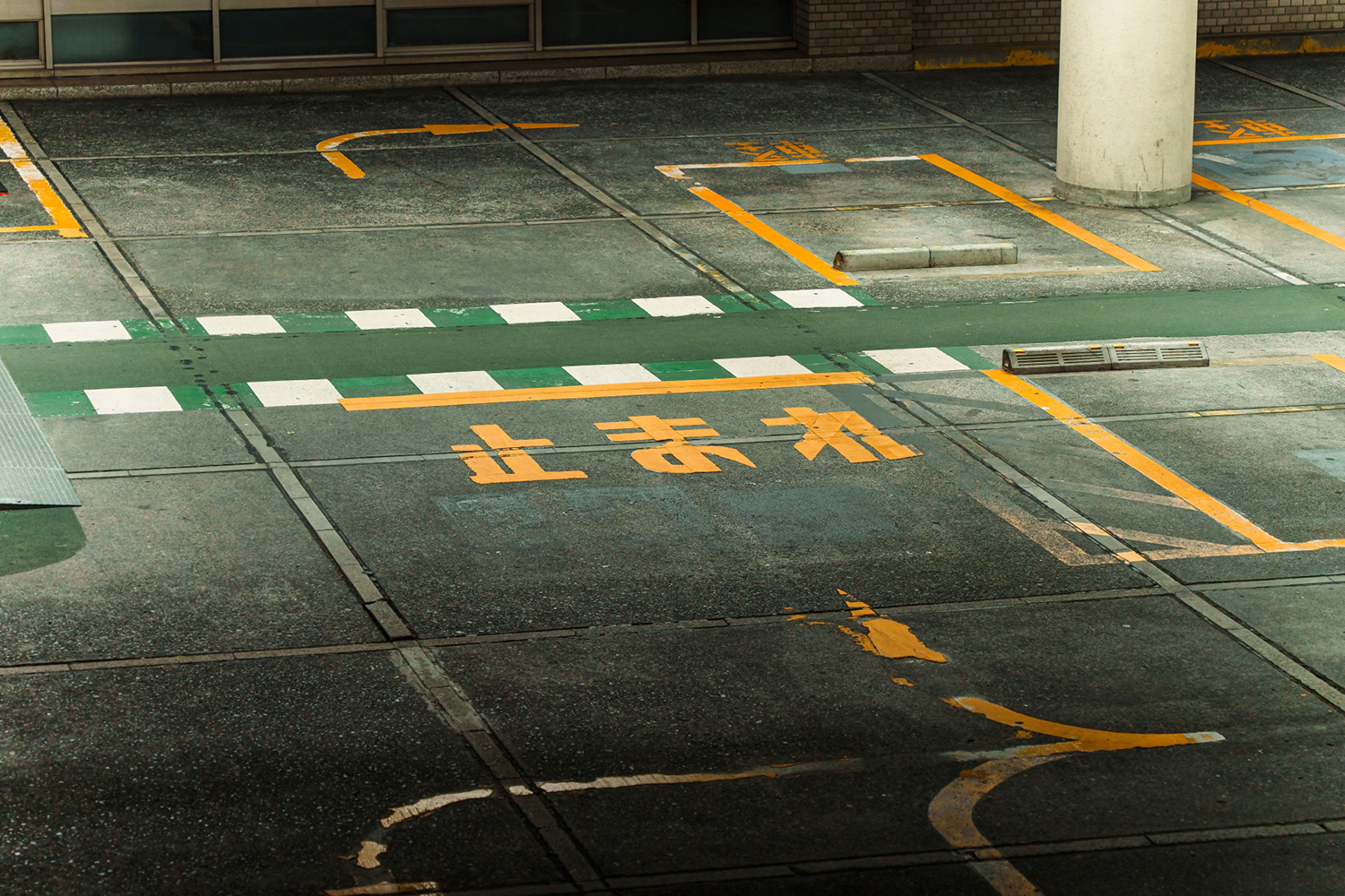商業施設の駐車場に道交法は適用されるのか？