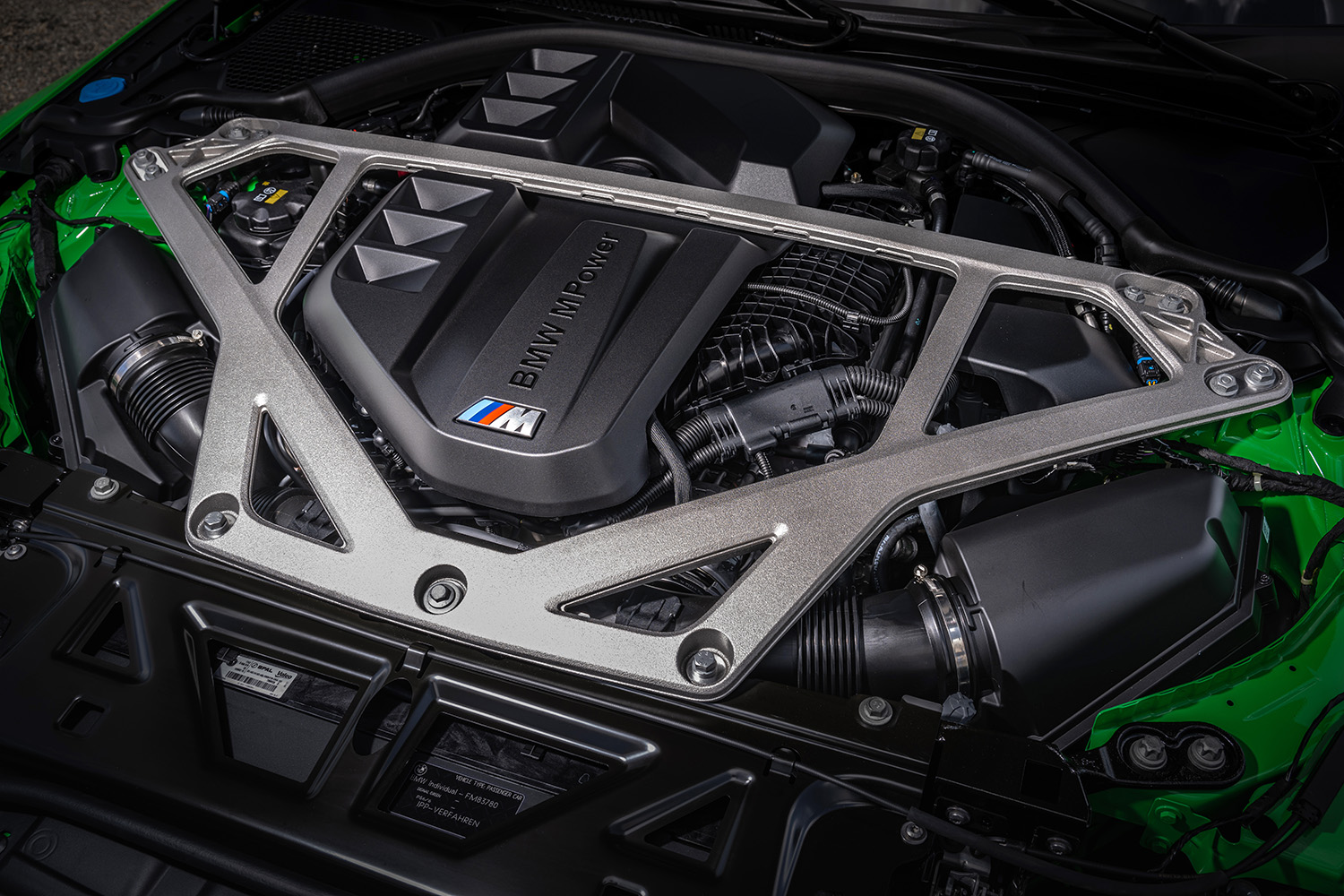 BMW M3 CSのエンジンルーム