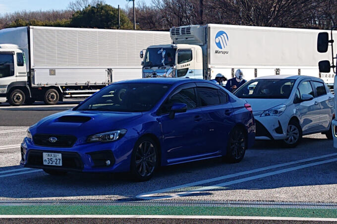 一般車にまぎれて取り締まるパトカー！　高速隊の「覆面車両」を見破る手段はあるのか？