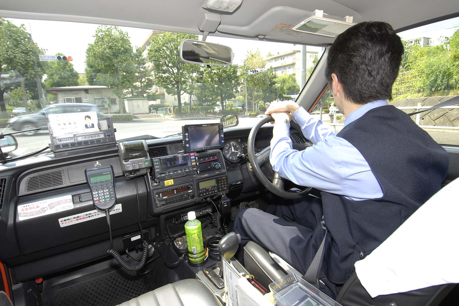 タクシーの乗務員の写真 〜 画像3