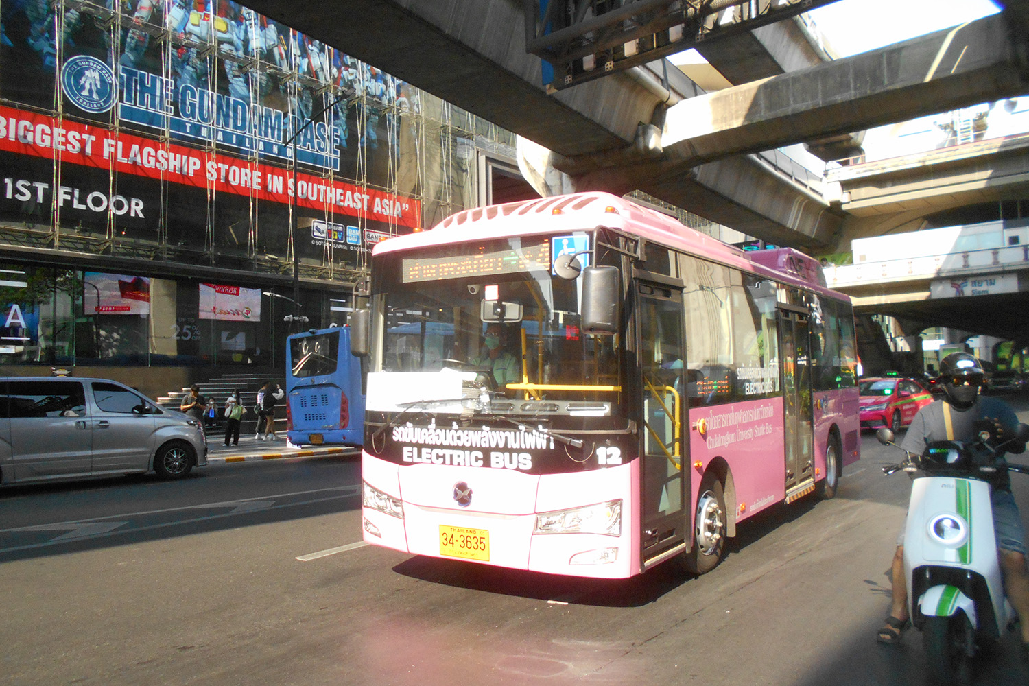 筆者が2023年にバンコクを訪れた際に走っていたBEVバス 〜 画像4
