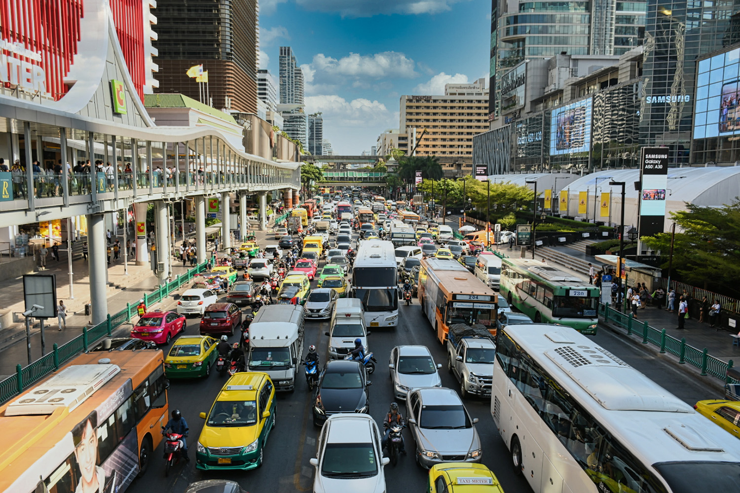 バンコク市内の渋滞の車列