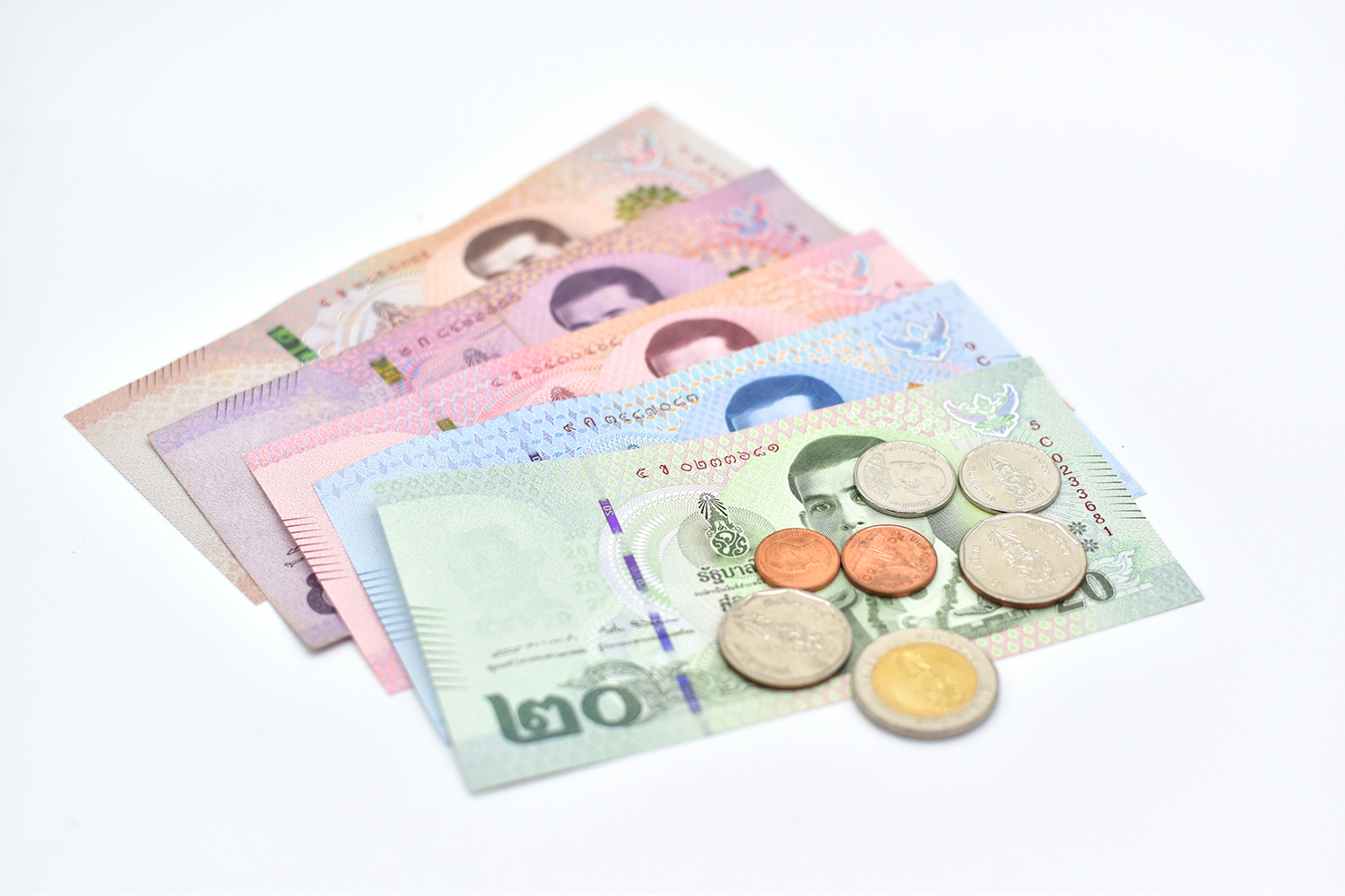 タイのバーツの紙幣と硬貨の写真